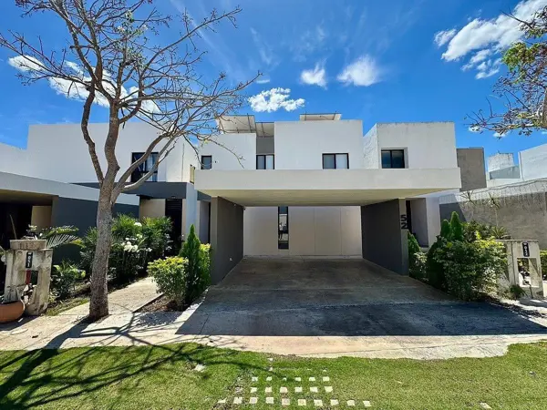 Casa de 5 Recámaras y Paneles Solares en Venta en Privada Palta 152, Cholul