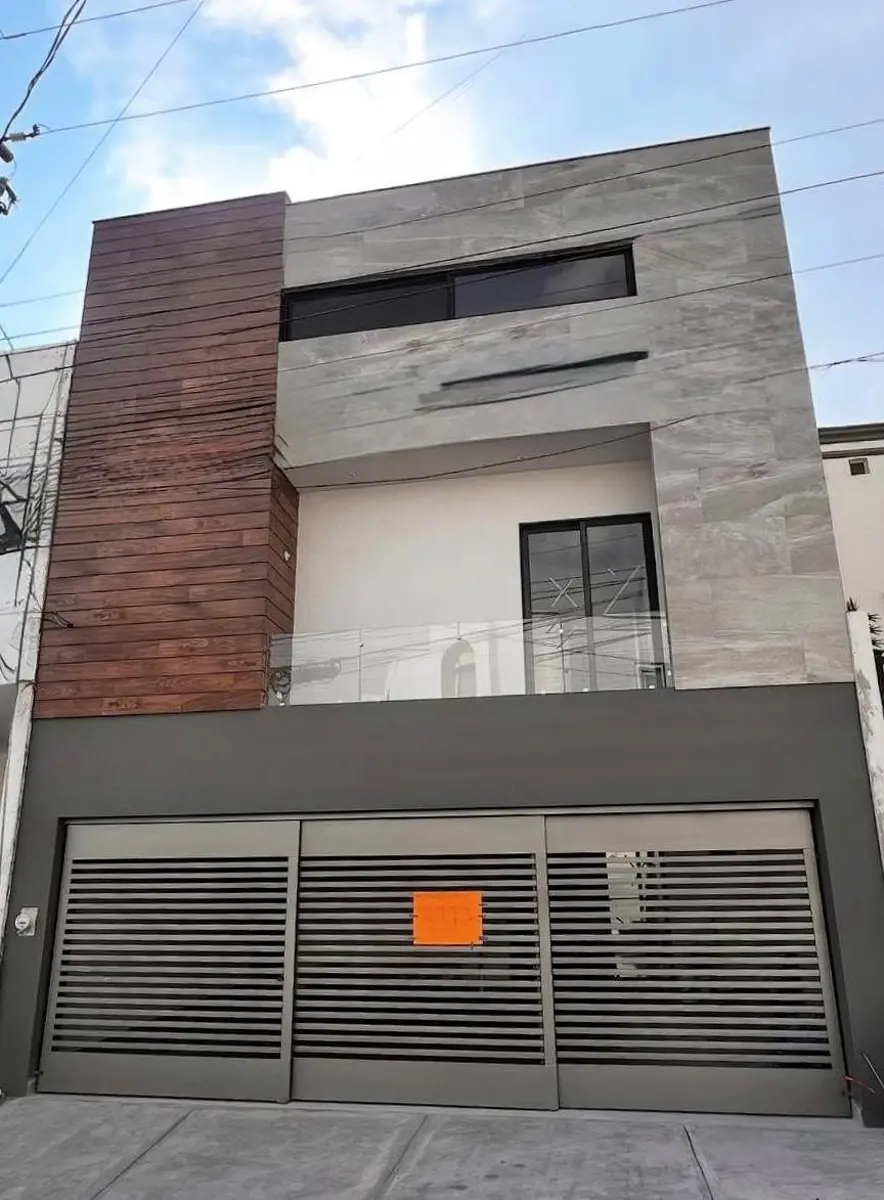 Venta de Casa en Pedregal La Silla | 3 Niveles con Excelente Distribución Venta de Casa en Pedregal La Silla | 3 Niveles con Excelente Distribución
