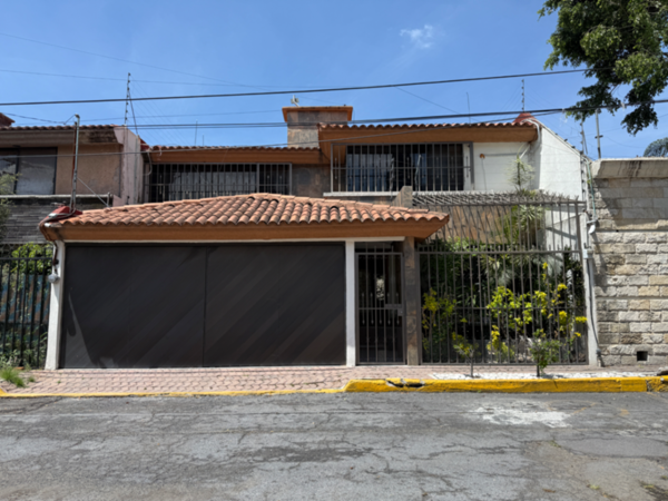 CASA TRADICIONAL POBLANA EN EL CERRITO A UNAS CALLES DE PLAZA CRYSTAL