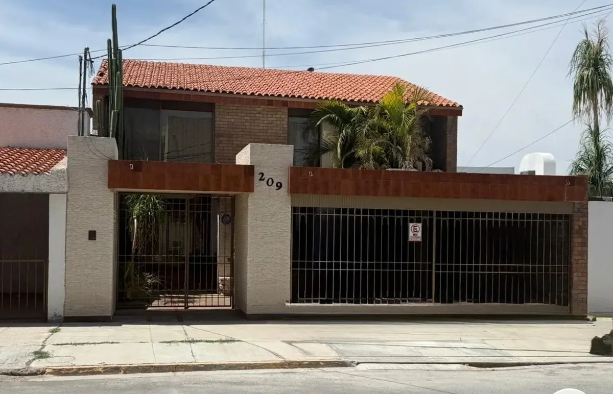 CASA RESIDENCIAL EN VENTA EN COLONIA LAS ROSAS EN GOMEZ PALACIO, DGO CASA RESIDENCIAL EN VENTA EN COLONIA LAS ROSAS EN GOMEZ PALACIO, DGO