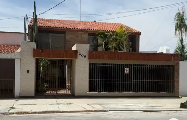 CASA RESIDENCIAL EN VENTA EN COLONIA LAS ROSAS EN GOMEZ PALACIO, DGO