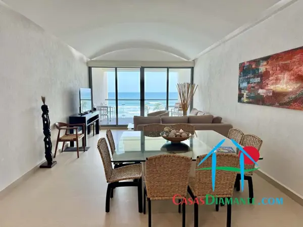 Departamento a pie de playa con terraza, vista al mar y 4 recámaras