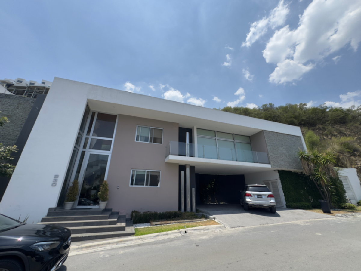 CASA EN VENTA EN LAGOS DEL VERGEL, ZONA SUR DE MONTERREY, 3 RECÁMARAS, PATIO DE 120 M² CASA EN VENTA EN LAGOS DEL VERGEL, ZONA SUR DE MONTERREY, 3 RECÁMARAS, PATIO DE 120 M²