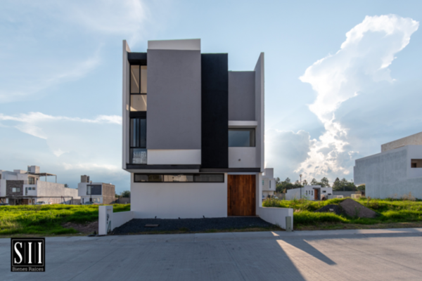 Casa en Venta, Condominio Taray, 4 Recamaras Una en Planta Baja o Estudio, Area Social, Terraza.
