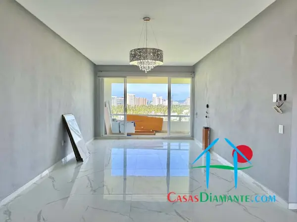 Con 2 recámaras, terraza con vista al campo de golf y parcialmente al mar