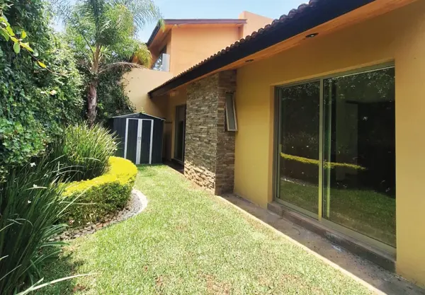 CASA DE UNA PLANTA EN VENTA EN CLUB Y DENTRO DEL CAMPO DE GOLF ALTOZANO, MORELIA