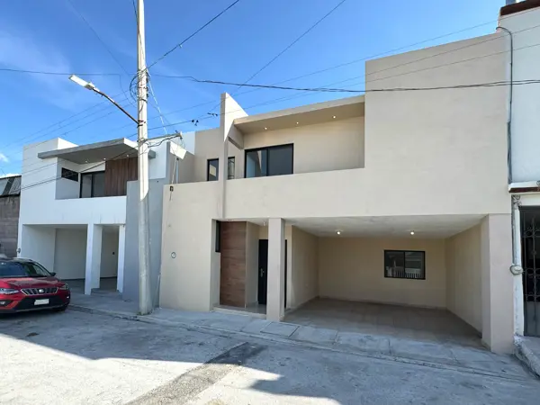 Espaciosa casa nueva en Zona Centro