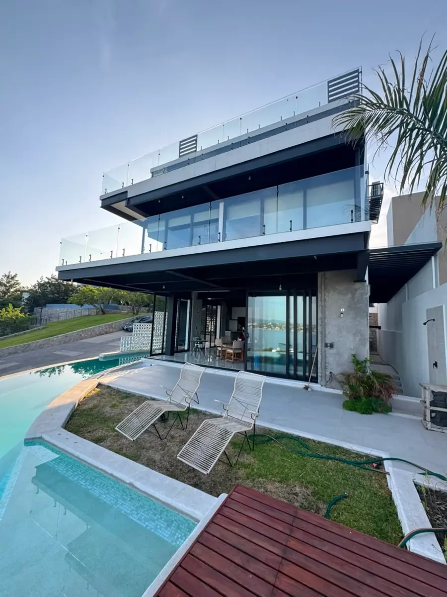 Casa en venta en Tequesquitengo | Vista panorámica al lago | Rooftop y Alberca Infinita Casa en venta en Tequesquitengo | Vista panorámica al lago | Rooftop y Alberca Infinita