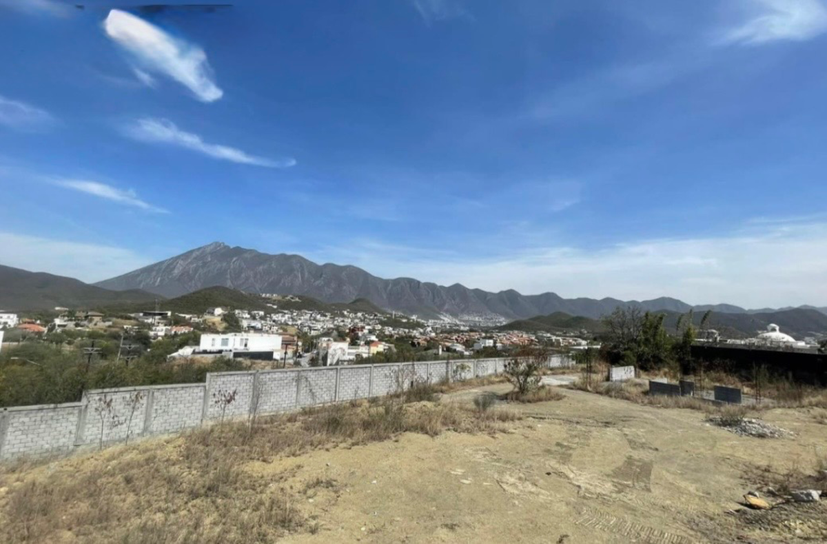 TERRENO EN VENTA EN CARRETERA NACIONAL, HACIENDA LOS ENCINOS TERRENO EN VENTA EN CARRETERA NACIONAL, HACIENDA LOS ENCINOS