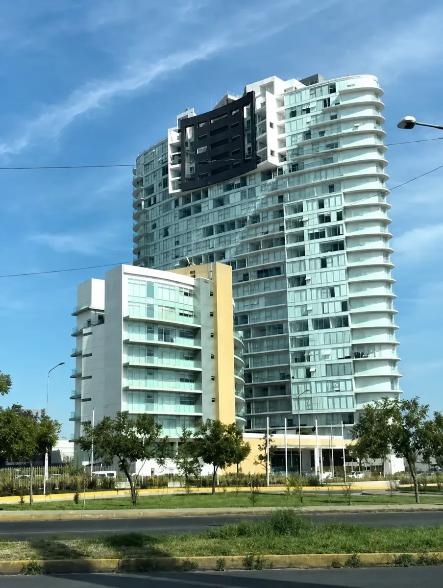 Vista principal de Departamento en renta Puebla Atlicayolt Torre Elipsis zona Angelópolis tres recámaras piso 18