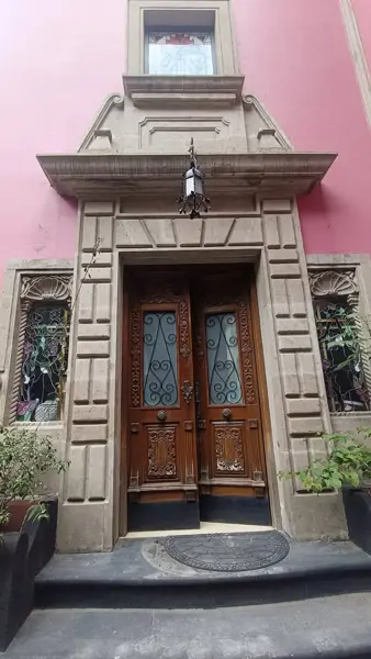 Amplia casa estilo colonial, de doble altura