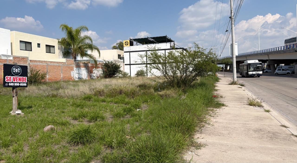 Terreno Comercial poniente Xenia para tu proyecto Juan Pablo II y tercer anillo sobre avenidas princ