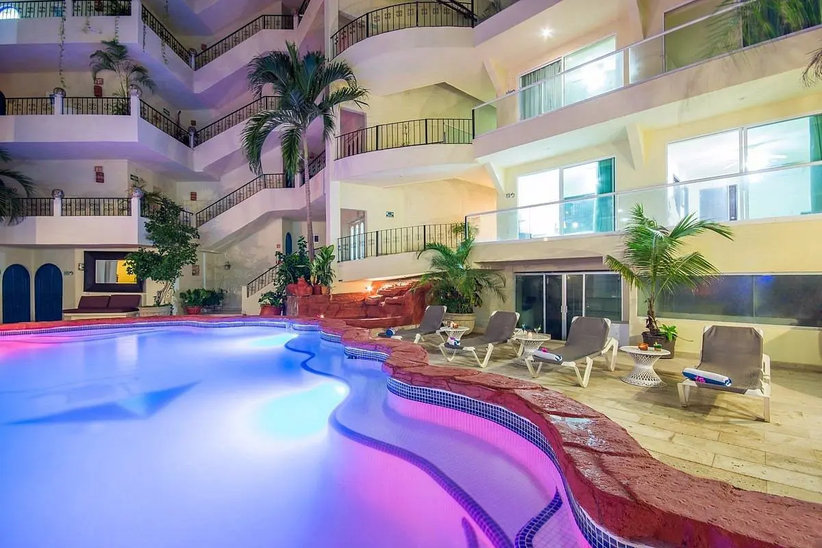 Edificio en venta en Emiliano Zapata, Puerto Vallarta — foto 1 de 18