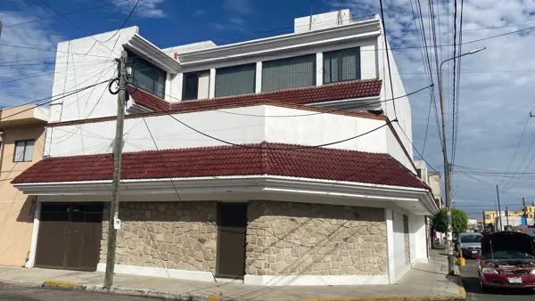 Renta departamento amueblado con servicios. Col. Bella Vista. Plaza Dorada