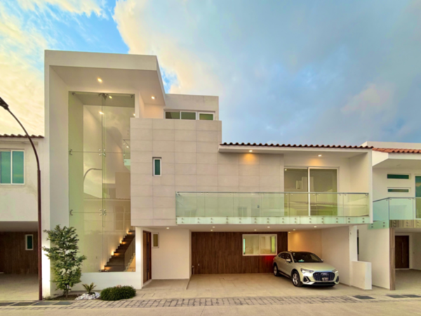 Casa en venta en Metepec, Llano Grande: Amplia residencia en comunidad privada