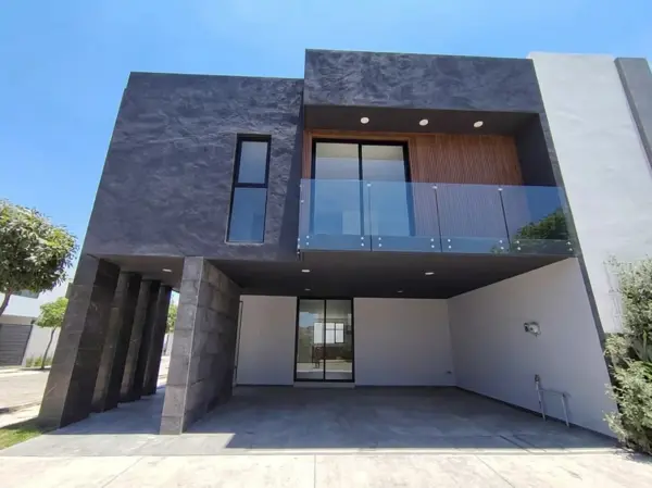 CASA EN VENTA UBICADA EN ESQUINA EN LOMAS DE ANGELÓPOPLIS III