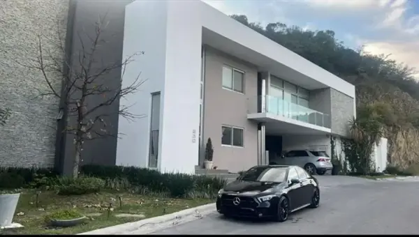 VENTA DE CASA EN CARRETERA NACIONAL | FRACCIONAMIENTO LAGOS DEL VERGEL
