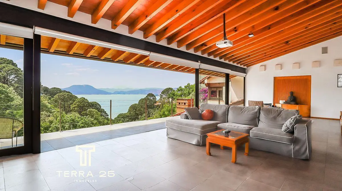 Casa en venta en Avandaro, Valle de Bravo — foto 1 de 15