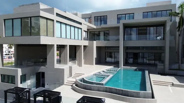 Exclusiva Mansión en Isla Dorada, Zona Hotelera, Cancún: Lujo y Confort con Vista al Mar