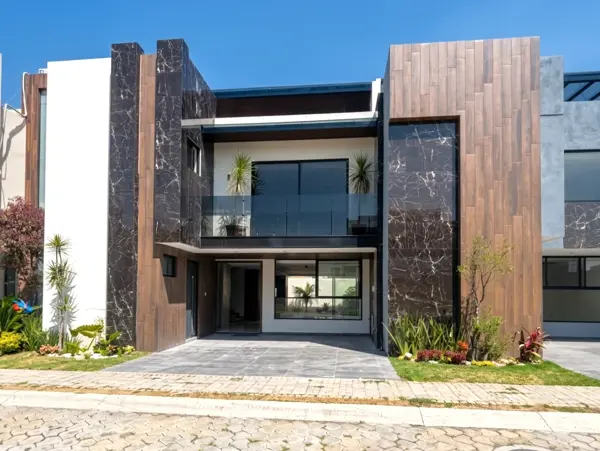 CASA EN VENTA CON 5 RECÁMARAS Y  ROOF GARDEN EN LOMAS DE ANGELÓPOLIS III