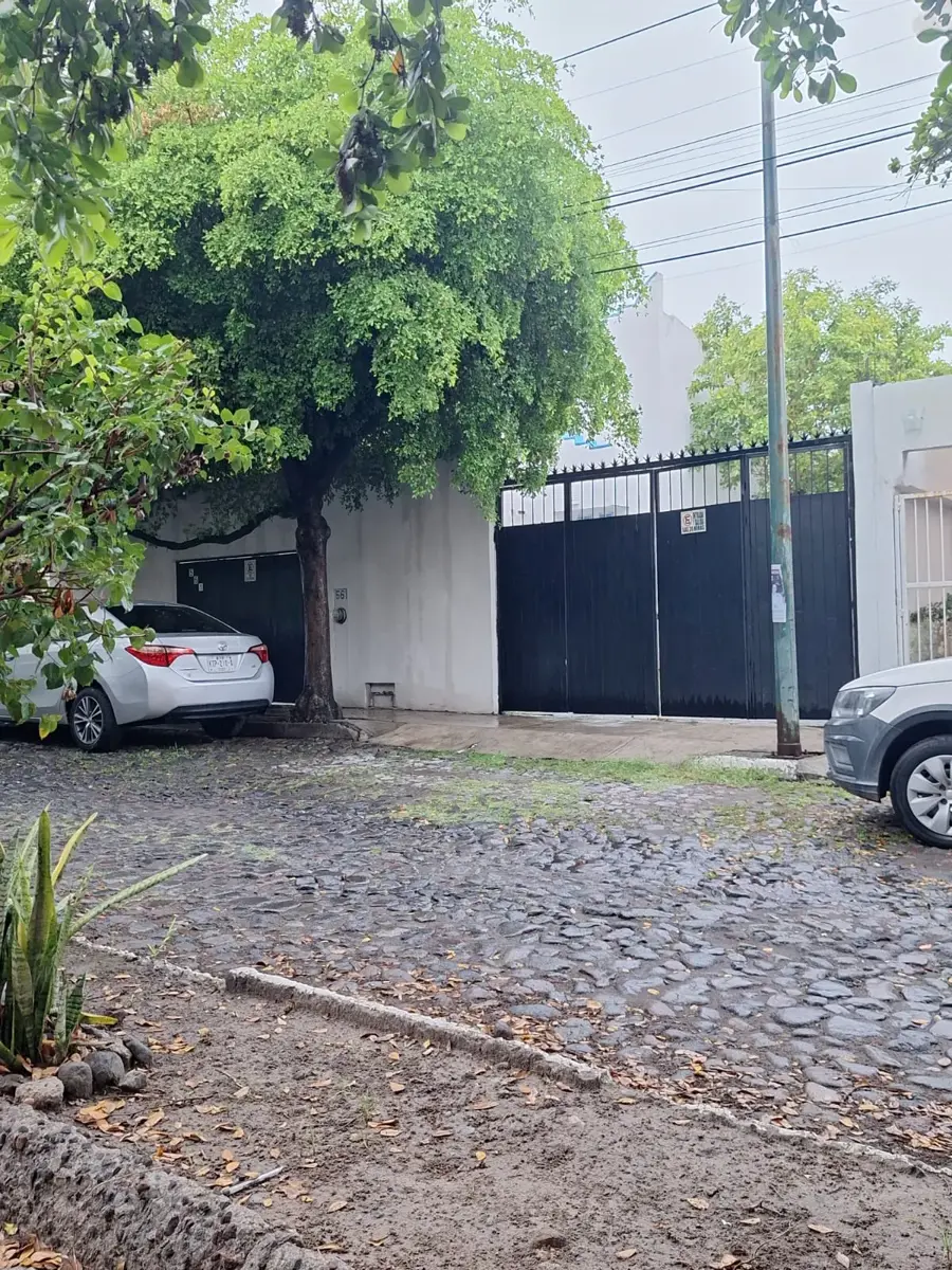 Vista 2 de Casa en Venta en Villa de Álvarez, Colima, Jardines de la Villa, con Amplio Jardín