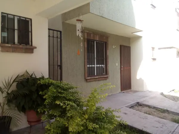 Casa en renta en Privada San Carlos, Seguridad, Cerca Morones Prieto, Israel Cavazos. Semiamueblada.