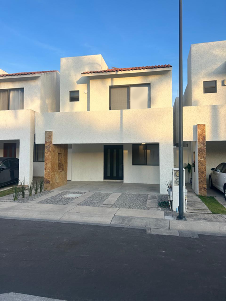 Casa en Condominio en Venta en Juriquilla Santa Fe , Querétaro: Espacio, Modernidad y Comodidad