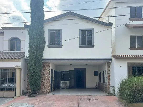 Casa en Venta en Cumbres Quinta Real, Monterrey - Amplia y Bien Ubicada