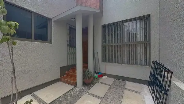 Hermosa casa sobre calle principal