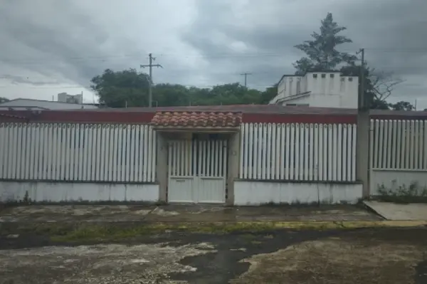 CASA DE ENTREGA INMEDIATA EN CIRCUITO LAGUNA ENCANTADA, COL. LAGUNA DE MIRADORES, VERACRUZ