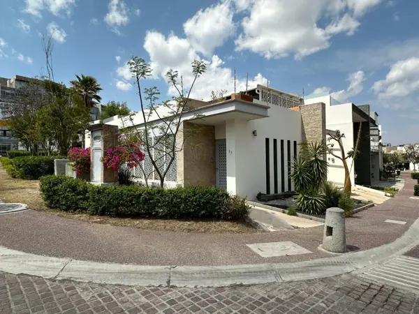 Casa en esquina de un piso frente a Sonata