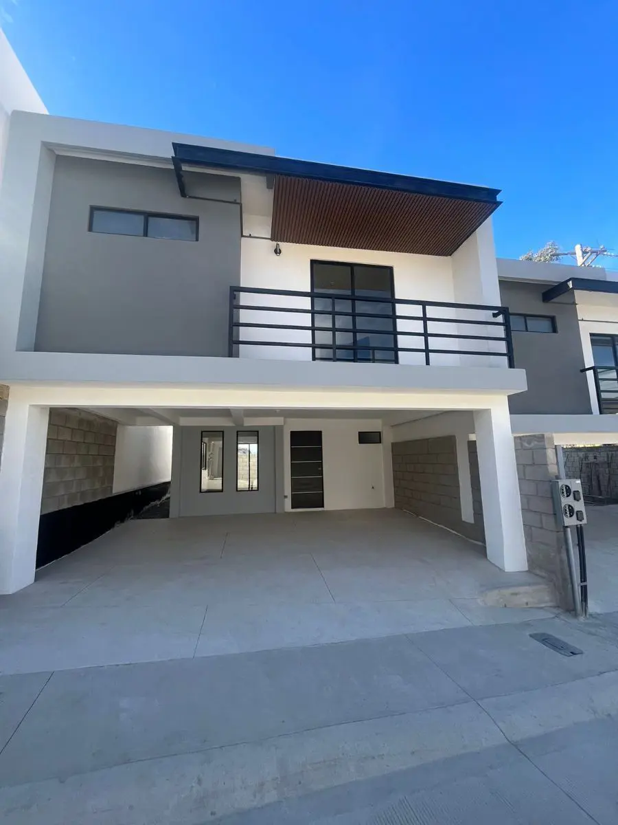 Casa en venta en Valle Dorado, Ensenada — foto 1 de 12
