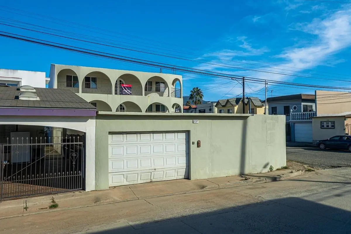 Casa en venta en Valle Dorado, Ensenada — foto 1 de 6