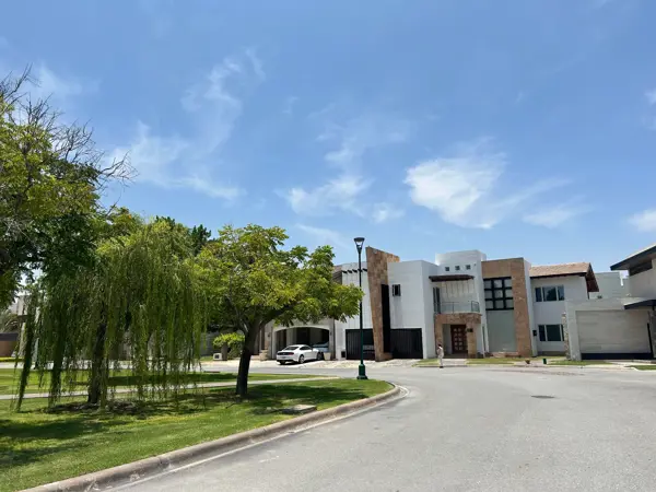 Residencia en Las Villas con posibilidad de una cuarta recamara en planta baja, alberca y terraza.