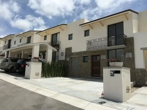 EXCLUSIVA PROPIEDAD CON JARDIN PARA DISFRUTAR EN FAMILIA, A PRECIO DE REMATE, EN EL MARQUES QRO