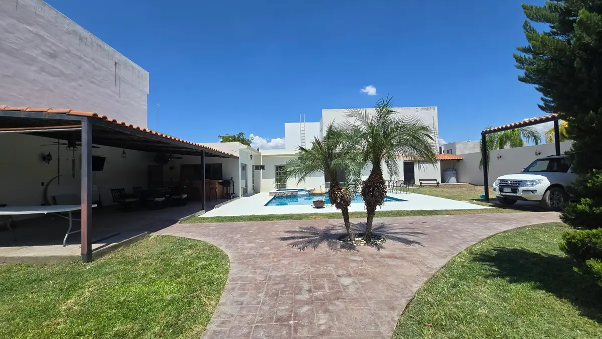Casa con jardín, alberca, jacuzzi, salon de juegos ideal para familias grandes Casa con jardín, alberca, jacuzzi, salon de juegos ideal para familias grandes