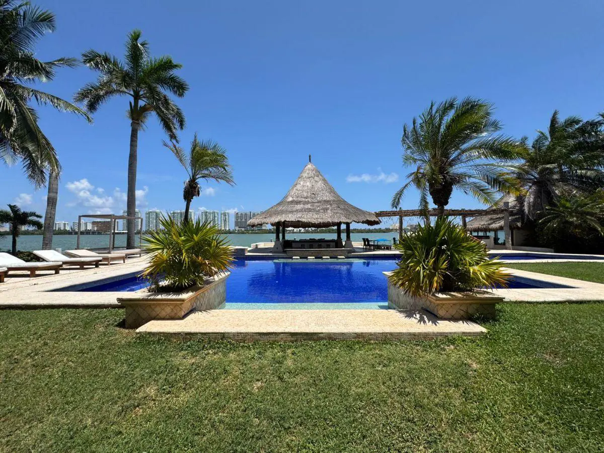 Casa en venta en Zona Hotelera, Benito Juárez — foto 1 de 36