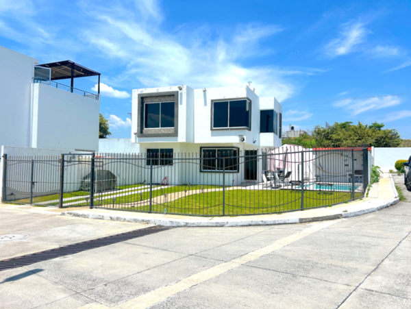 Casa en Venta en Tequesquitengo, Morelos: Espaciosa Residencia con Jardín y Piscina Casa en Venta en Tequesquitengo, Morelos: Espaciosa Residencia con Jardín y Piscina