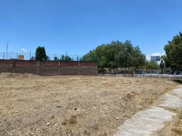 Terreno en esquina con vista a Constituyentes en Las Arboledas, Celaya