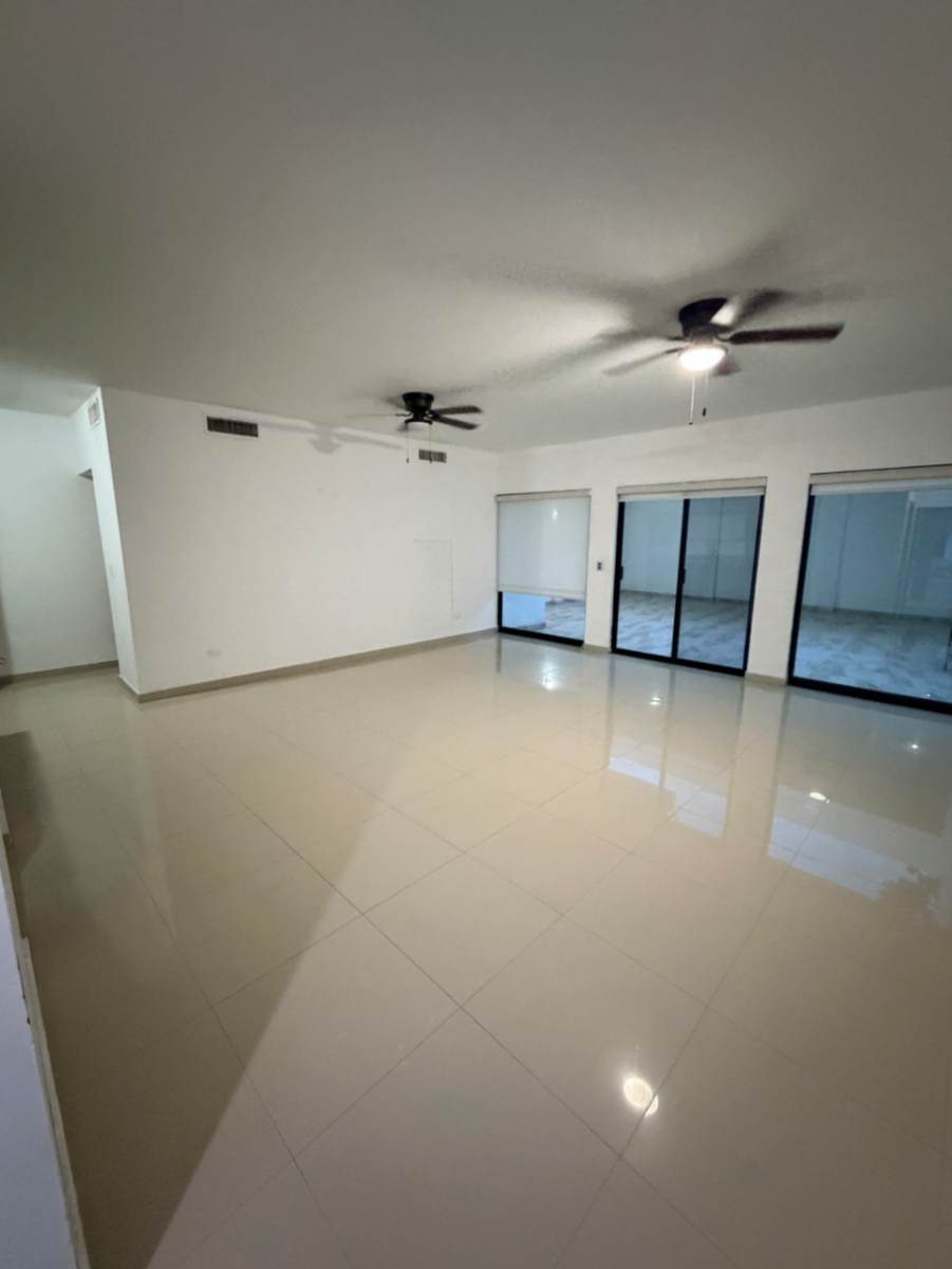 Vista 3 de Casa en Renta en Lobo, Los Viñedos, Torreón: Espaciosa Residencia en Comunidad Cerrada