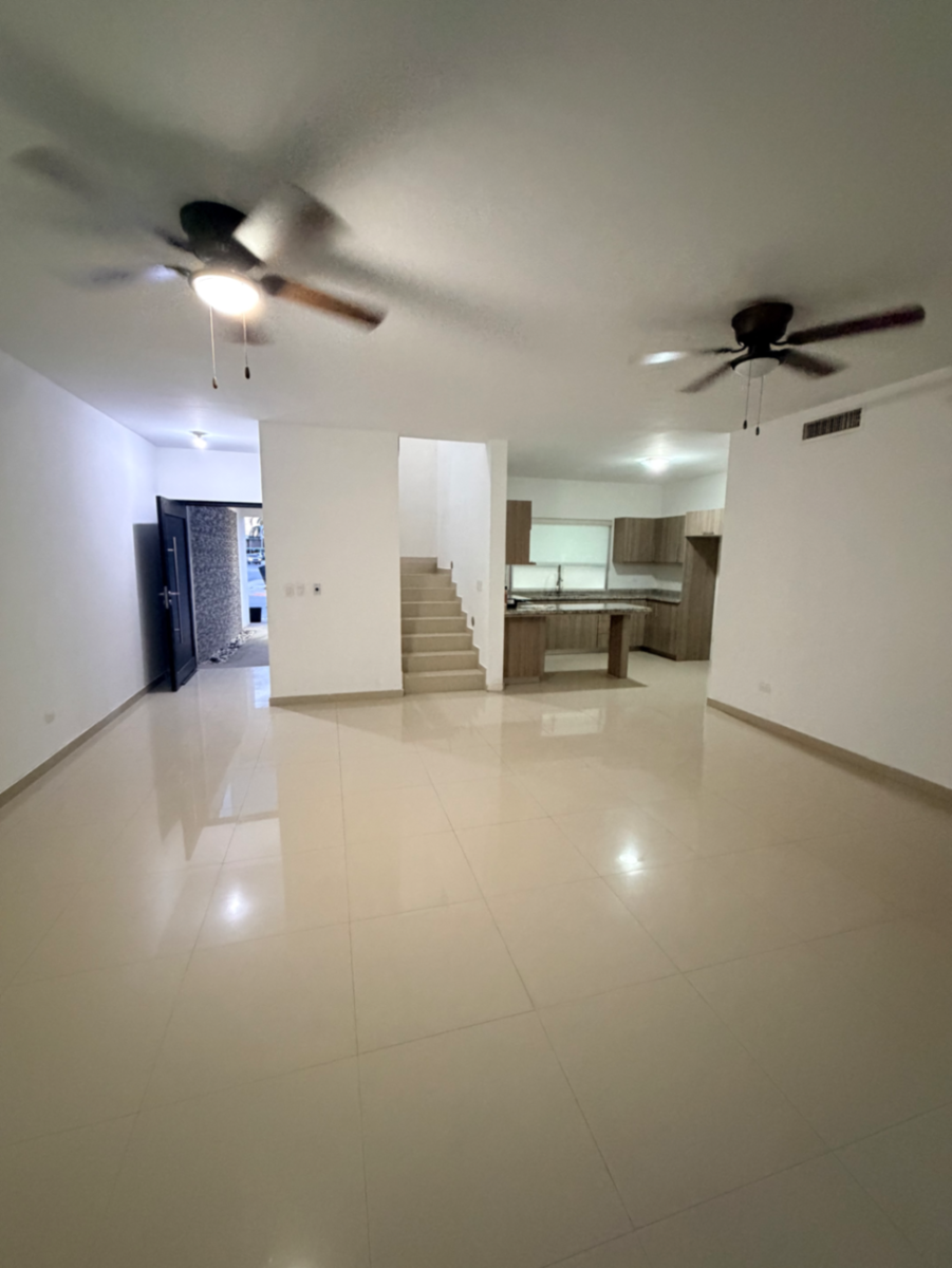 Vista 2 de Casa en Renta en Lobo, Los Viñedos, Torreón: Espaciosa Residencia en Comunidad Cerrada