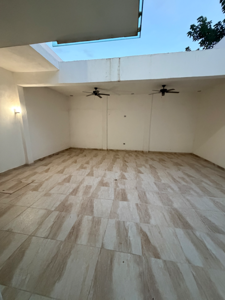 Vista 4 de Casa en Renta en Lobo, Los Viñedos, Torreón: Espaciosa Residencia en Comunidad Cerrada