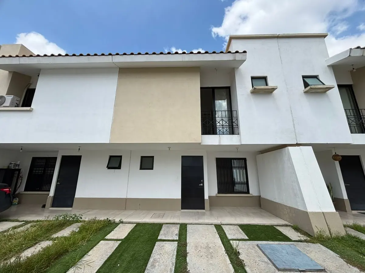 Casa en venta en Valle del Roble, León — foto 1 de 18