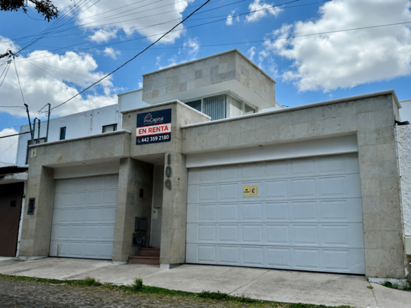 Casa en Renta con Uso Comercial para Oficinas de 4 recámaras! A una cuadra de los Arcos.