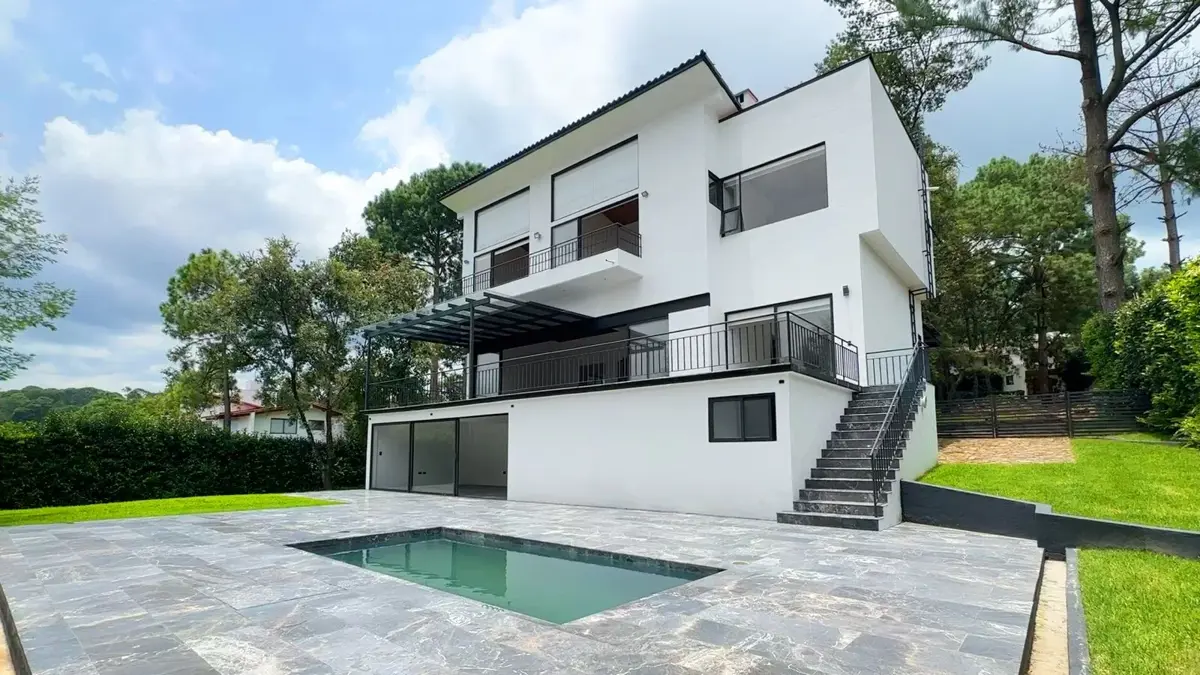 Casa en venta en Avandaro, Valle de Bravo — foto 1 de 14