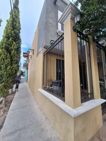 Casa amueblada con local comercial en esquina Col. Nuevo Mirasierra.