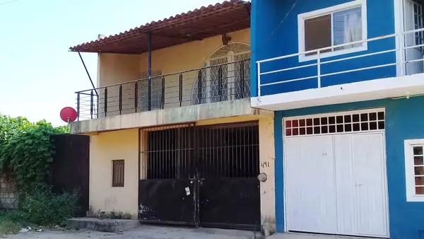Casa de dos niveles, uso mixto en Puerto Vallarta, perfecta para inversion