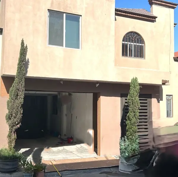 Casa de 3 recamaras en Jardines del Lago, amplia con cochera y terraza, frente Parque Morelos.