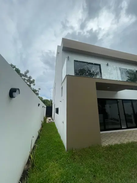 CASA EN VENTA AV. HUAYACAN VÍA CUMBRES CANCÚN QROO