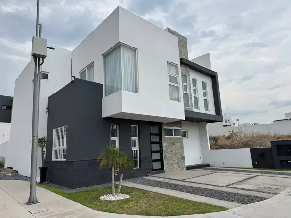 CASA EN VENTA EN LOMAS DE JURIQUILLA, 4 RECÁMARAS, EQUIPADA E IMPECABLE.